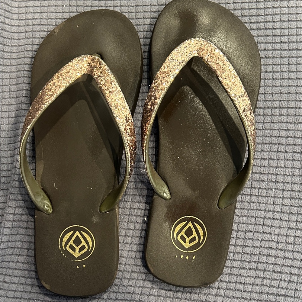 Reef Logo with Gold Design